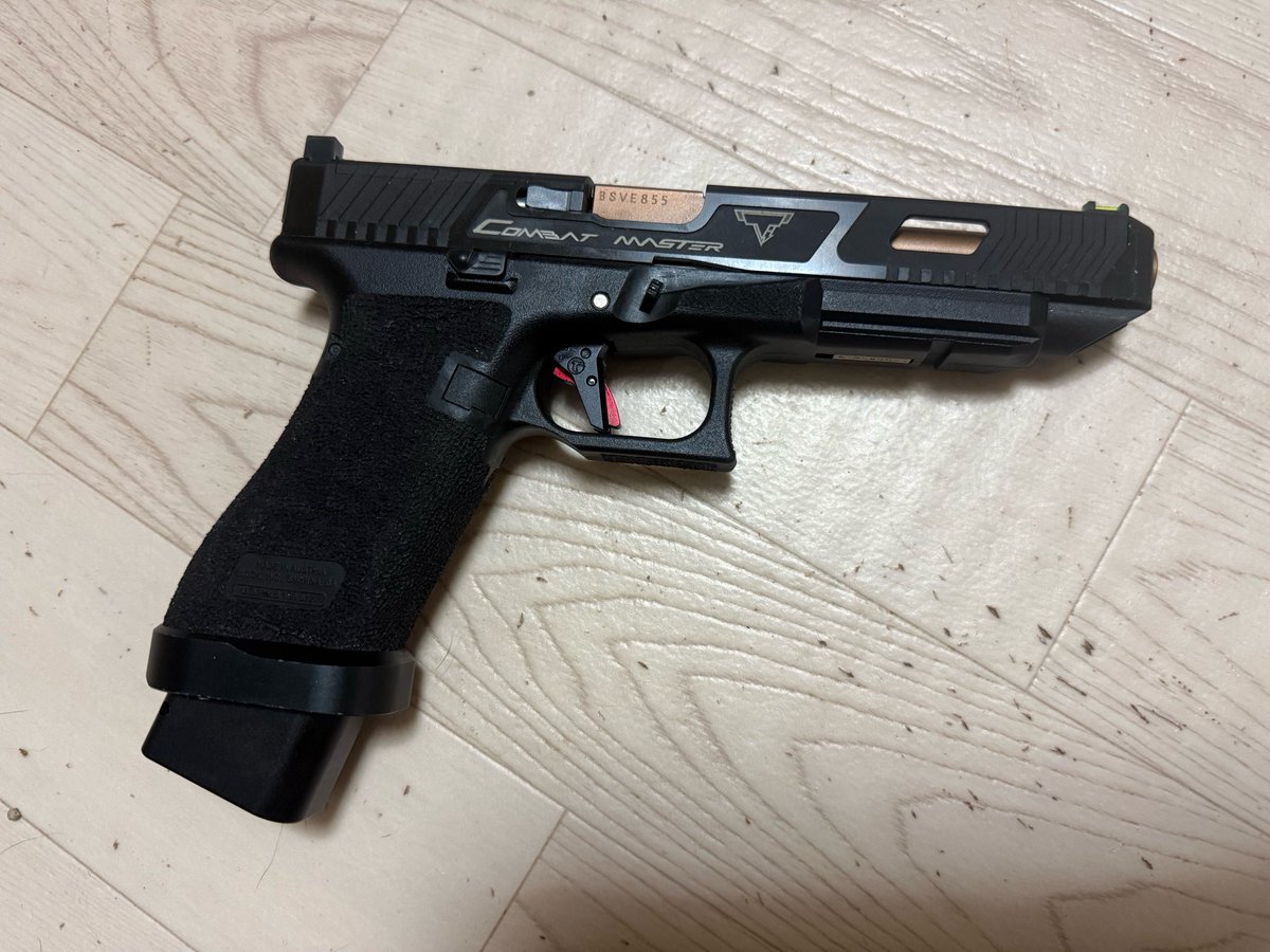 Orcinus_sweeper's tweet photo. 遂に…！マルイベースのG34コンバットマスターGEN5完成！！外装は殆ど取り替えて中身はTTI AirsoftのTDCホップチャンバーに換装し、それ以外は純正のまま。目標としては純正のポテンシャルをそのままに、それをさらに押し上げるカスタムを施した、自分にとっての最強の一挺を目指して組み上げました！ https://t.co/D6elBXMeu2
