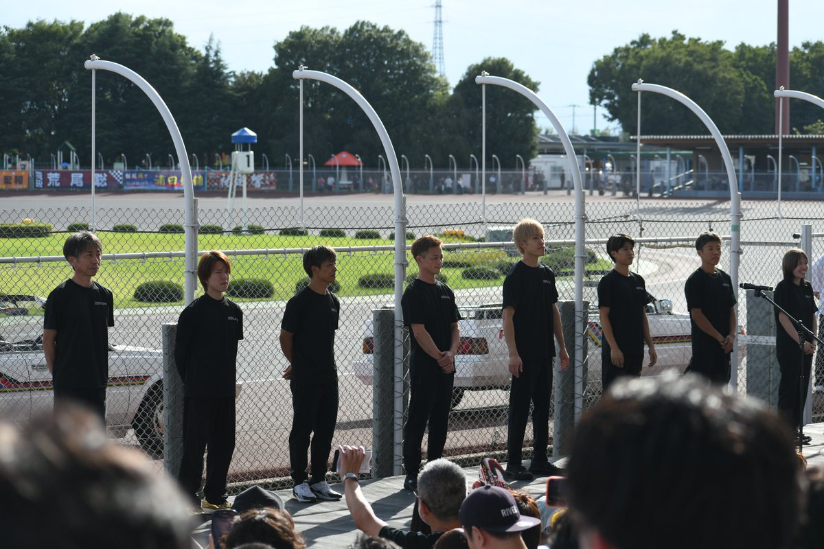 auto_official's tweet photo. 【ＳＧロッカー探索：最終日】
5R発売中、優勝戦出場選手紹介が行われると、ステージ前には多くのファンが集まり、選手に熱い声援を送る姿がありました。 https://t.co/wqcLelrNfm