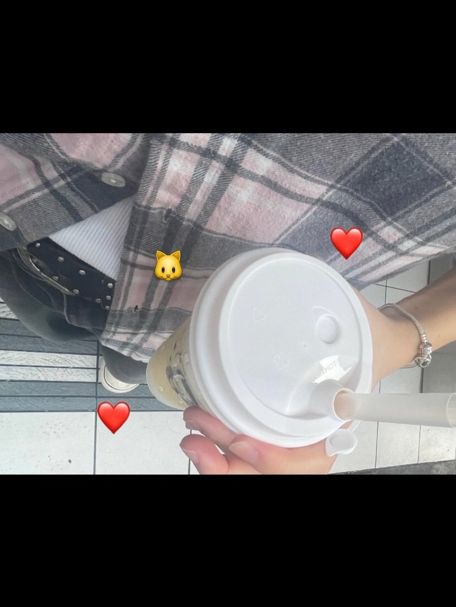 daisukinyarin's tweet photo. 1枚目きなり2枚目ごてんのインスタなんだけど、みどりのブログの写真にも同じブレスレット映ってたー(T-T)みんなで今日載せようって話したのかな〜かわいい😭💕💕💕ずっと仲良しでいてー😭⭐️ https://t.co/PXtnICQZEG
