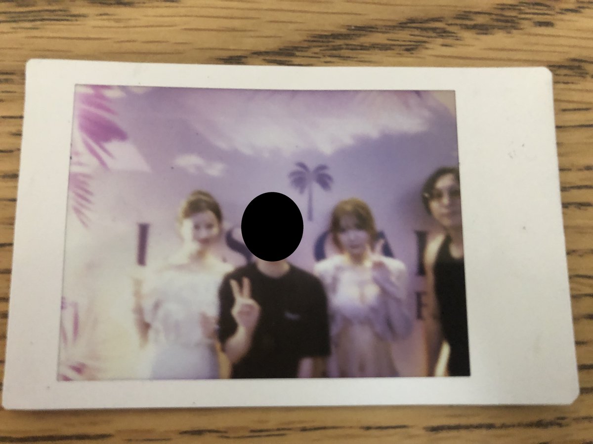 lily_aether's tweet photo. ラストコールビーチひどすぎワロタｗｗｗ
8000円払ってチェキ撮ってもらったのにブレブレやし溝口さん見切れてるしｗｗｗ
スタッフ何しとんねんｗｗｗｗ
もう行かんわｗｗｗ https://t.co/bBwzLhUeMy