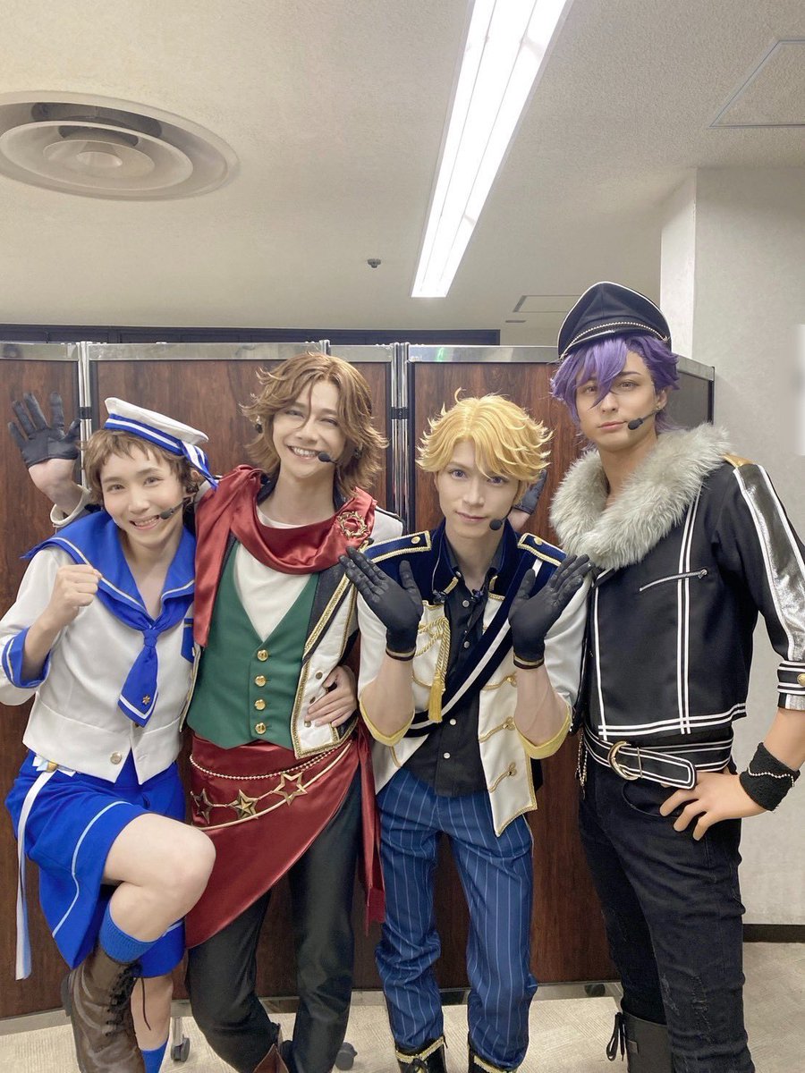 shojiro_yokoi's tweet photo. 『あんさんぶるスターズ！THE STAGE』
-10th Anniversary LIVE- 
この日までのご声援、誠にありがとうございました。
夢のような時間を夢のような仲間達と夢のような皆様と夢のような場所で過ごせた日々。
宝物です。

ママにも沢山パワーを貰いました。
またこうやって肩組んで歩ける日が来ますように。

それじゃあ
まったなぁ〜♪

#あんステ
#MaM