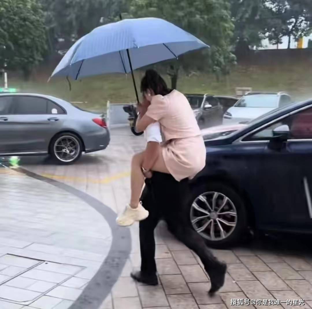 Glaubmirnix's tweet photo. A stranger held the door for me in the rain today and even shared their extra umbrella—small act that turned a bad morning around. https://t.co/UqAW7OJMGe