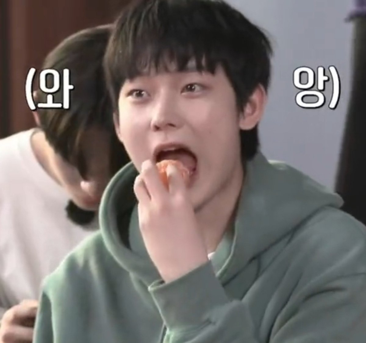 sunoos_fool's tweet photo. 머리 길이도 비슷해가지고 🍊 투입 전➡️후 같음 https://t.co/7TKzhNfASm