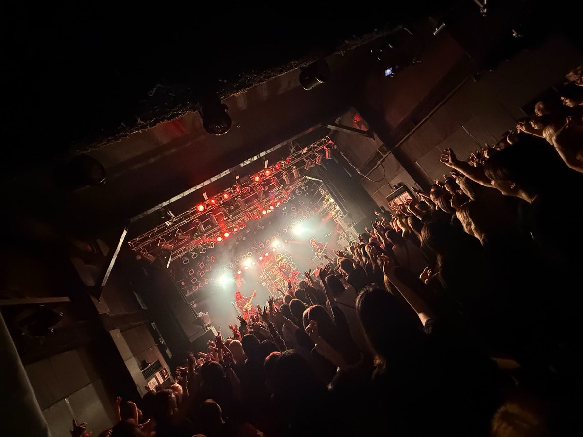 royz_511_tomoya's tweet photo. GIANT KILLER
KILLER SHOW#2
2026/8/16
福岡DRUM Be-1
2日目！！
ありがとうございました！！

セトリも結構変わって
今日もメチャ楽しかったー！

終演後のスティックシートのコメント書きの時に直で今日の感想とか聞けるのすごい嬉しいし
この企画やって良かったなー！って改めて思いました！！

スティックシートに関しては各公演枚数制限はつくけど大阪まで毎回やる予定です！！
ぜひ参加してくださいねヽ(゜▽、゜)ノ

今日の写真は双子デコやんヽ(゜▽、゜)ノ
鏡の中のやつの方がなんか強そう？(笑)

次は岡山公演！！
第2の故郷！！
幸せな時間にしような！！