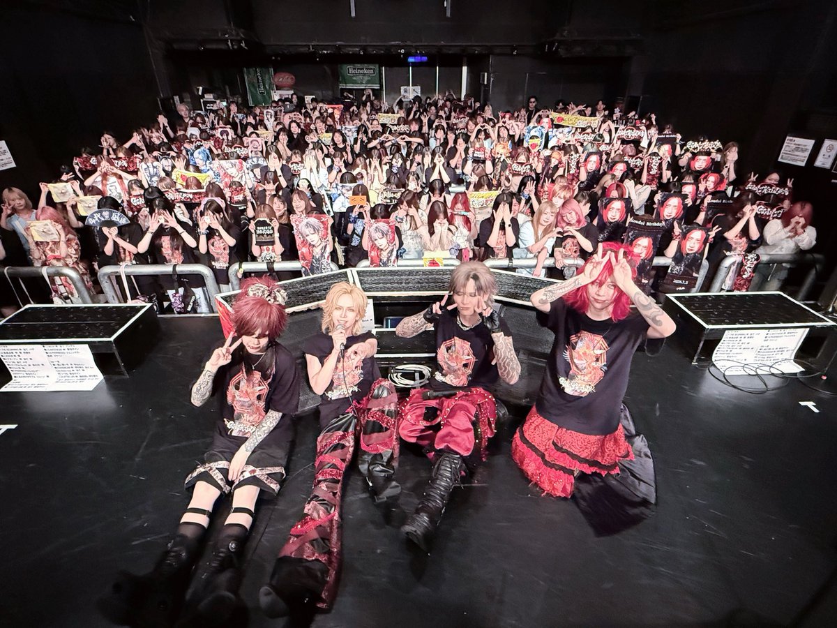 royz_511_tomoya's tweet photo. GIANT KILLER
KILLER SHOW#2
2026/8/16
福岡DRUM Be-1
2日目！！
ありがとうございました！！

セトリも結構変わって
今日もメチャ楽しかったー！

終演後のスティックシートのコメント書きの時に直で今日の感想とか聞けるのすごい嬉しいし
この企画やって良かったなー！って改めて思いました！！

スティックシートに関しては各公演枚数制限はつくけど大阪まで毎回やる予定です！！
ぜひ参加してくださいねヽ(゜▽、゜)ノ

今日の写真は双子デコやんヽ(゜▽、゜)ノ
鏡の中のやつの方がなんか強そう？(笑)

次は岡山公演！！
第2の故郷！！
幸せな時間にしような！！
