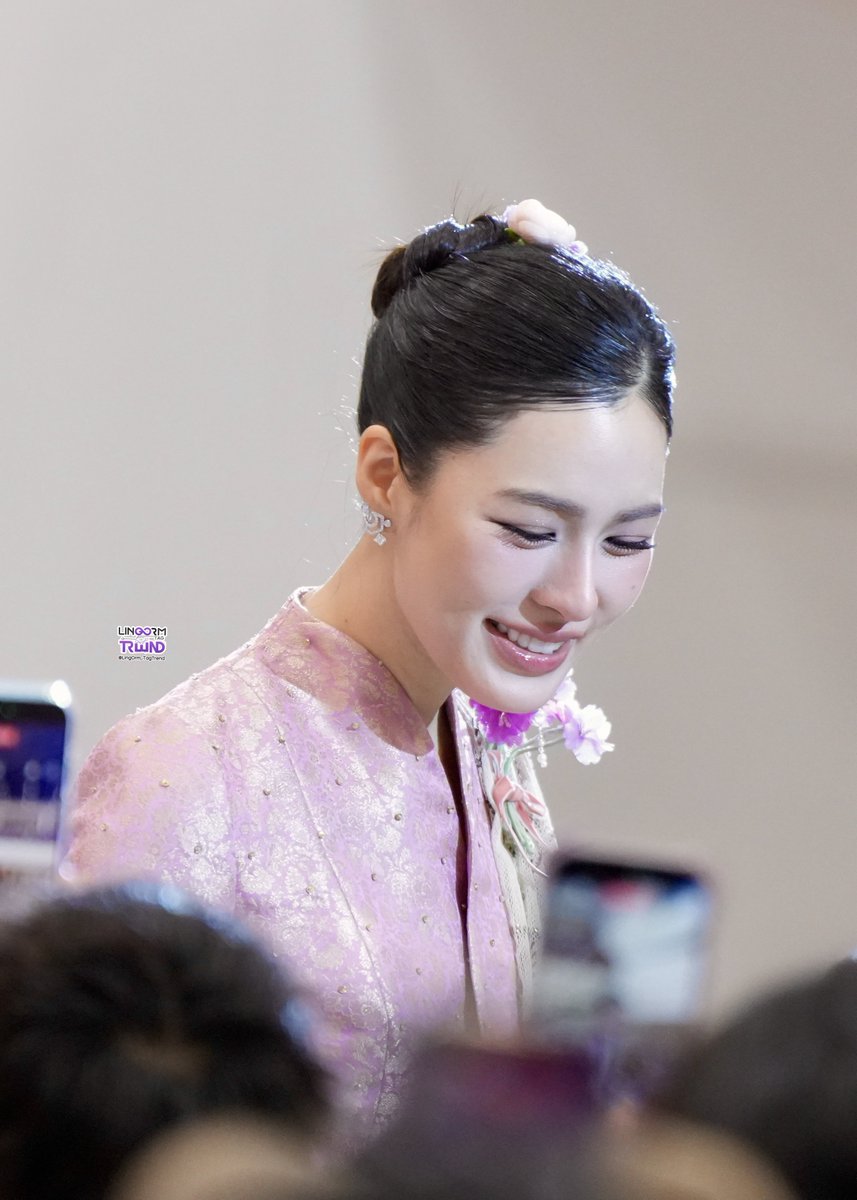 LingOrmTagTrend's tweet photo. ปากน้อยจิ้มลิ้มหวาน ยิ้มมาบานใจ๋ใจ๋เมย
ฮักตั๋วบ่มีละเลย ตึงวันเกยคิดเติงหา

🤍🤍

LINGORM THAILAND FANTOUR #LingOrmChiangMaiFanMeet
#LinglingKwong #หลิงหลิงคอง https://t.co/sU3MrKJFkD