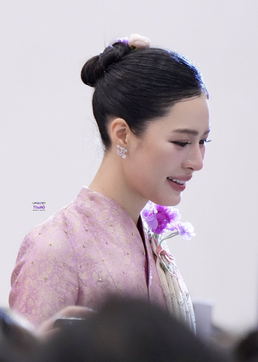 LingOrmTagTrend's tweet photo. ปากน้อยจิ้มลิ้มหวาน ยิ้มมาบานใจ๋ใจ๋เมย
ฮักตั๋วบ่มีละเลย ตึงวันเกยคิดเติงหา

🤍🤍

LINGORM THAILAND FANTOUR #LingOrmChiangMaiFanMeet
#LinglingKwong #หลิงหลิงคอง https://t.co/sU3MrKJFkD