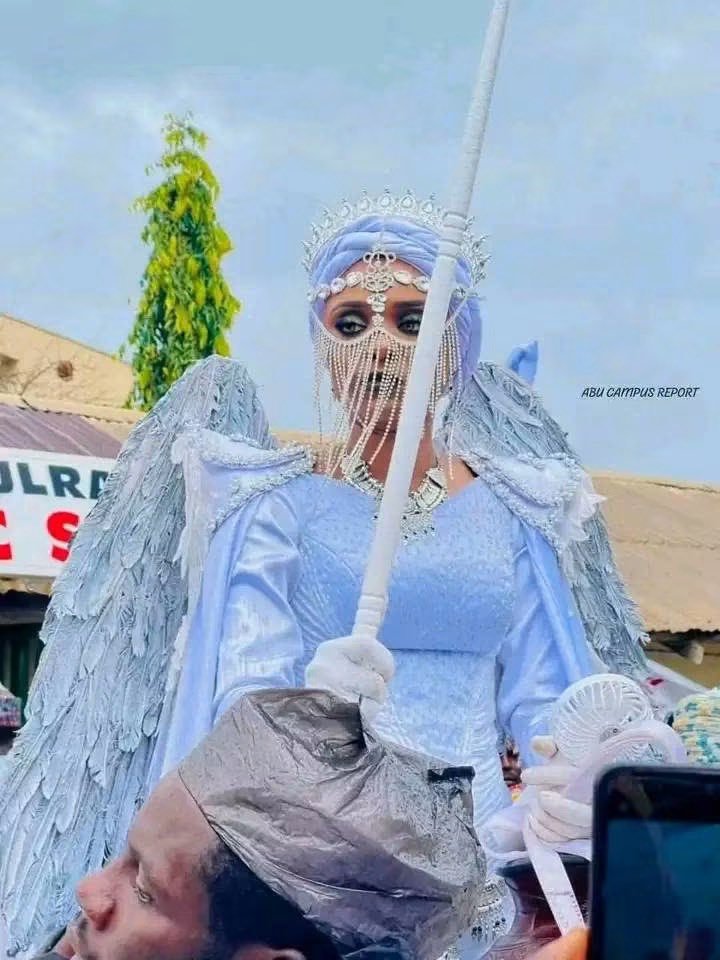 X_Sponoton's tweet photo. This babe on the first frame is more beautiful than the 👑prove me wrong? https://t.co/yT1xaV3LrC