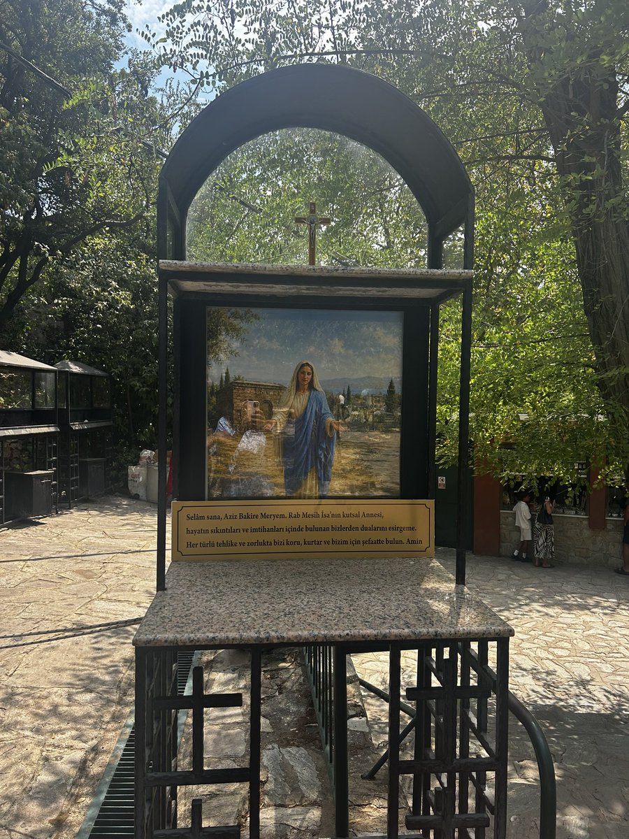 marceliiine98's tweet photo. virgin mary https://t.co/xslvRAndAe