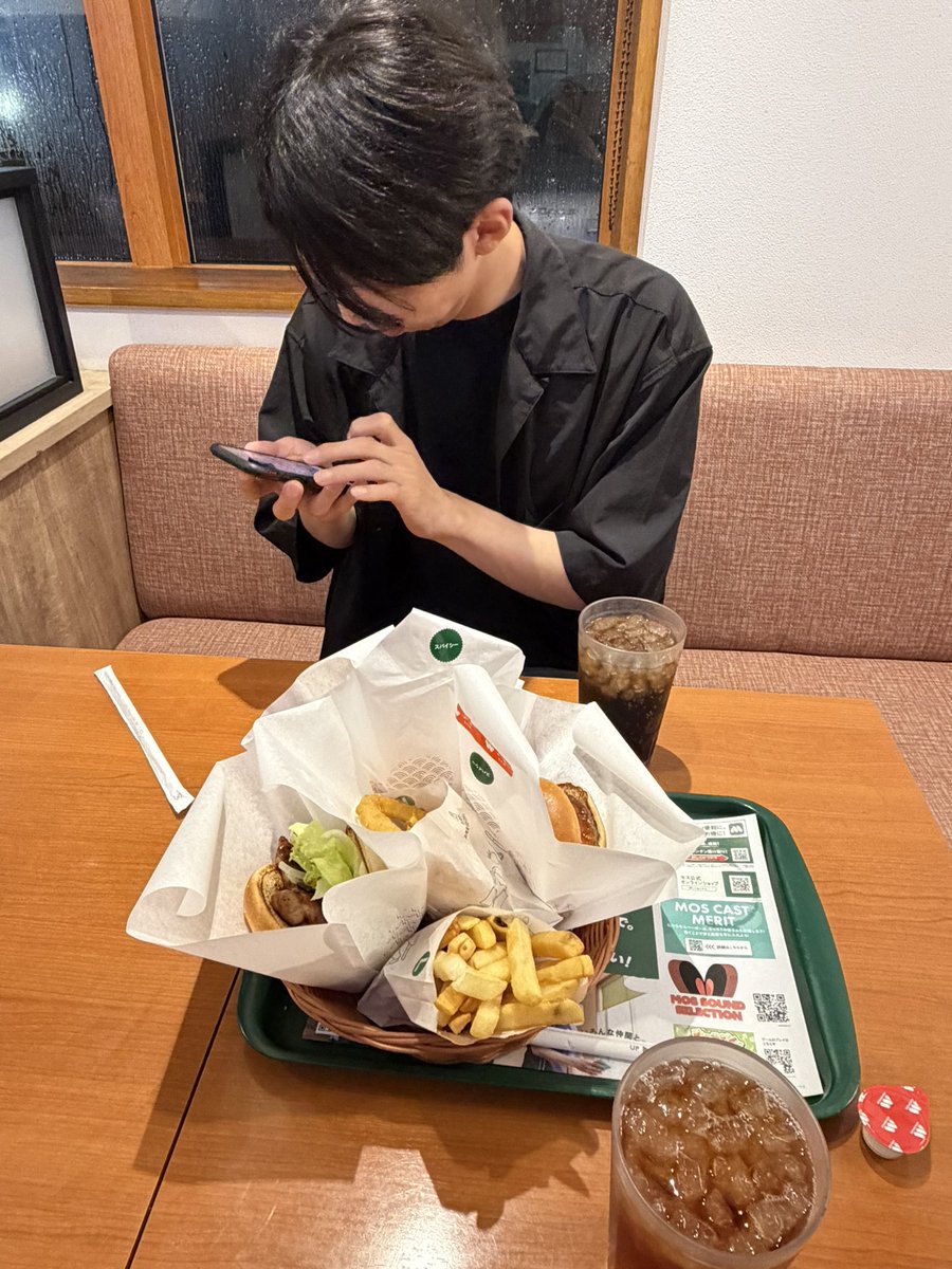 TENKAMUSOU_you's tweet photo. デカい美人ゐづまに
デカいオニオンリング屋さん連れてきてもらった https://t.co/iqJCEVWwRO