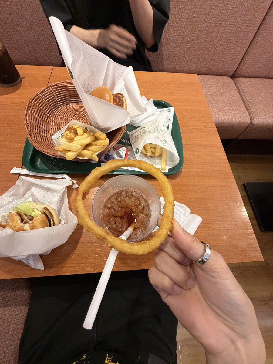 TENKAMUSOU_you's tweet photo. デカい美人ゐづまに
デカいオニオンリング屋さん連れてきてもらった https://t.co/iqJCEVWwRO