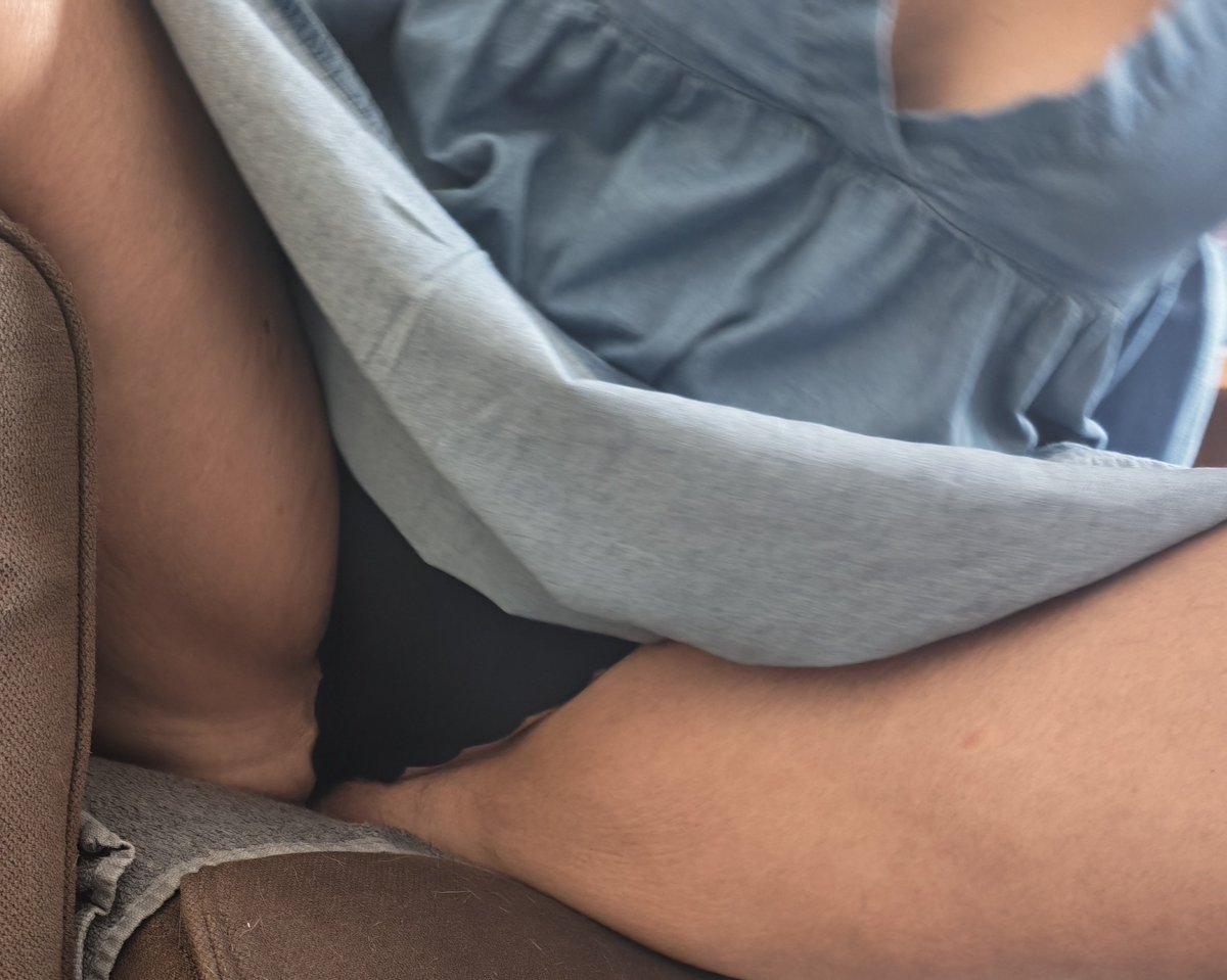 nous_35's tweet photo. Coucou 😊 
Il faut aérer avec cette chaleur 🥵
RT si tu veux que j'écarte ma culotte 🔥🔥
Bon dimanche 💋😘 https://t.co/GZylXAtnCQ