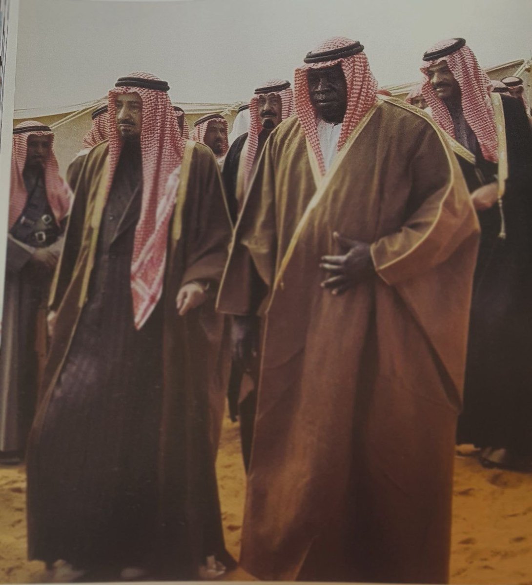 3aab31's tweet photo. اتحداكم تعرفون الشخص اللي يرافق الملك خالد ؟؟.
رحمهم الله جميعاً https://t.co/6JwhoTqOql