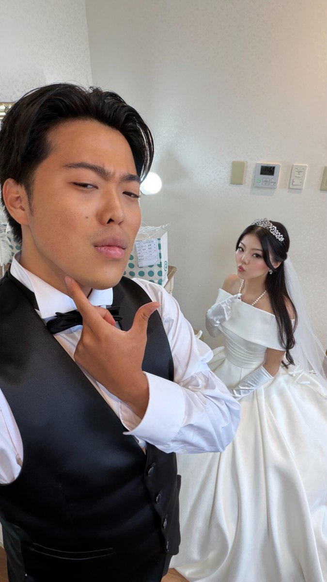 X_FINALBOSS's tweet photo. I got married 

Taught her how I make $400K+ per month with digital products

7 Concepts: 

> 1. How to AI generate posts that get 5M+ views per week 
> 2. How to create $500 digital products with AI in 25 minutes
> 3. How to sell minimum 6 of those daily ( $3000+ daily ) 
> 4. 15+ case studies of my X accounts each doing over $30K+ per month (accounts i manage) 
> 5. How to close any lead with 85%+ success rate ( sales skill ) 
> 6. How to get $5000 sponsorships from big companies
> 7. How to do this completely faceless and with less than 1 hour per day on average of work ( systems + automation ) 

She already got 1M+ views on her first post. 

Comment “X” if you want ALL OF THIS that I gave her so that you can learn the same 

If you comment , you get the following: 

> 1. LEAK the full recording of my $15M+ LIVE 20+ X Account Case Study printing $30K+ per month EACH for FREE for the next 24 hours 
>2. 90 minutes full video playbook revealing X accounts making $1M+ per year (full case studies). usually $3K+ to access. 

→ 20+ case studies of Ai digital products accounts doing $30K+ per month EACH 
→ the exact funnel generating $151K in 7 days on autopilot 
→ how Parker did $570K in 3 months with one X account 
→ why accounts with 6.5M followers make LESS than mine with 13K views 
→ the DM automation sending 1000+ messages daily for free (send link to purchase ebook) 
→ the copywriting crash course formula turning comments into $10K–$100K sales 
→ how to hit $100K/month posting tweets that take minutes to write 

DELETING IN 24 HOURS 

comment "X" and I'll DM it to you 

**must be following + retweet