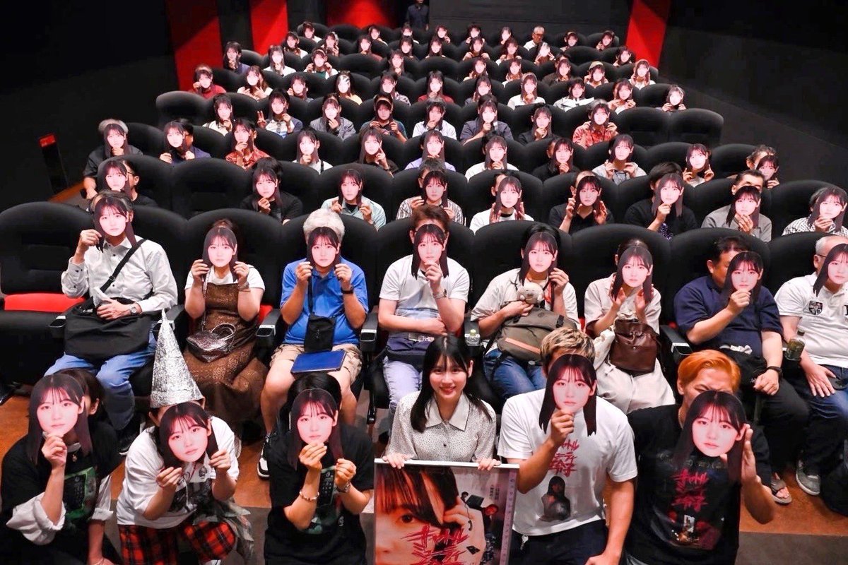 LEIKO_Movie's tweet photo. 映画『#キャトルミューティ玲子』2日目
本日も満員御礼🈵✨
ご来場のみんなたち、ありがとうございました✨
せっかくなので、お客様と記念撮影を....

あれ？？顔が...れ...れ..
玲子ォオォォォーーーーーっっ‼️‼️

上映は8/21まで💘

#マルコヴィッチの穴
#キャトられ現象 https://t.co/OlPkIDJHoC