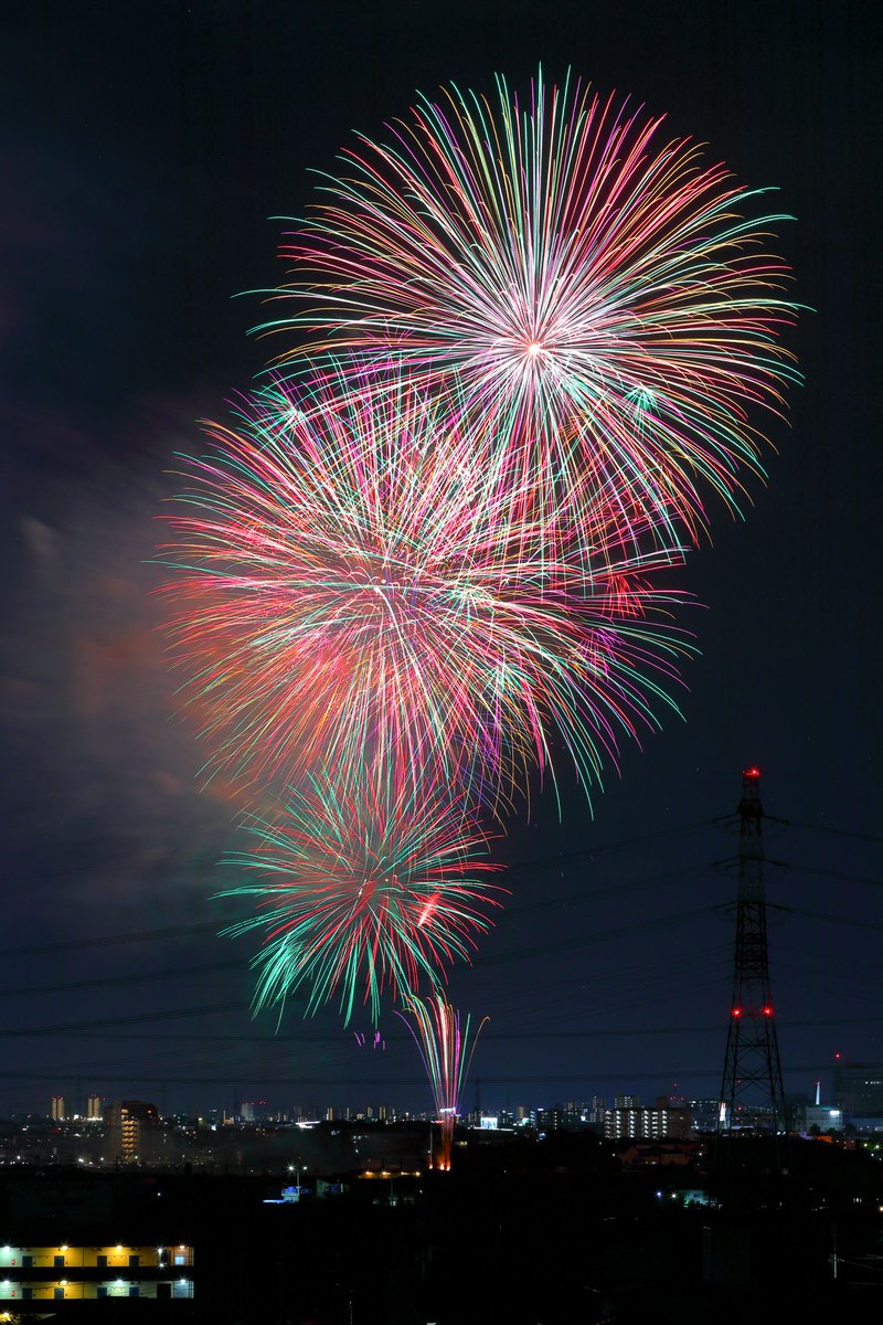 utamarukousa's tweet photo. 送り盆に捧げる花火！

天国までの道中を派手な花火の明るさで
ご先祖様が迷わずに帰れますように🙏

そんな願いを込めての撮影でした📸

①②③縦構図④横構図
＃刈谷わんさか花火大会2026 https://t.co/5serMIvAlY
