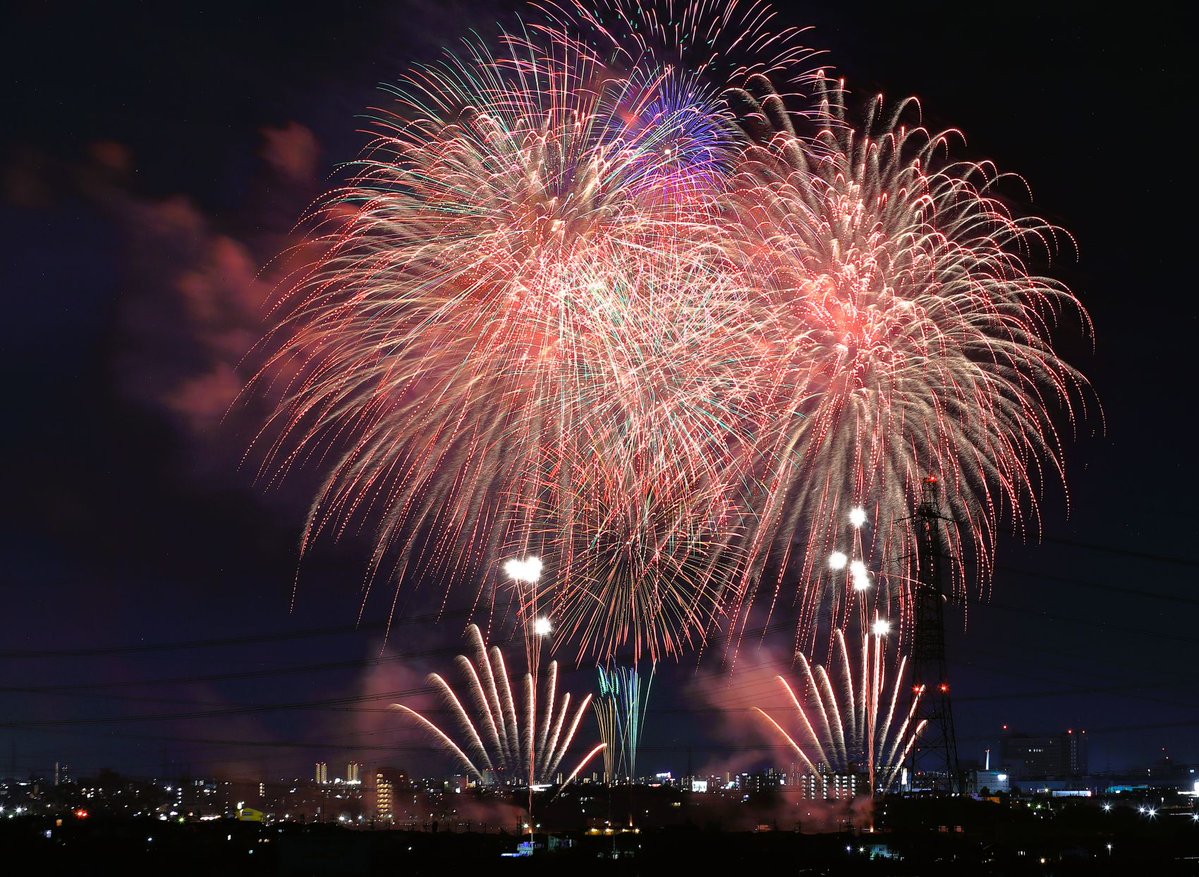 utamarukousa's tweet photo. 送り盆に捧げる花火！

天国までの道中を派手な花火の明るさで
ご先祖様が迷わずに帰れますように🙏

そんな願いを込めての撮影でした📸

①②③縦構図④横構図
＃刈谷わんさか花火大会2026 https://t.co/5serMIvAlY