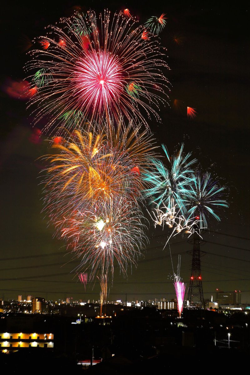 utamarukousa's tweet photo. 送り盆に捧げる花火！

天国までの道中を派手な花火の明るさで
ご先祖様が迷わずに帰れますように🙏

そんな願いを込めての撮影でした📸

①②③縦構図④横構図
＃刈谷わんさか花火大会2026 https://t.co/5serMIvAlY