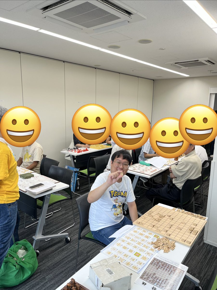 foxon1k's tweet photo. 世界の将棋大会に参加しチャンギ2局チェス1局。シャンチーとマークルックは指せず。
中将棋を持参し、お一方(写真OK)にレクチャーできた。相手の方が勝勢で▲6五獅なら先手勝ちだが▲4四獅が逸機で後手玉が獅子の守備範囲に逃げ込めた。
所司先生始め運営や参加者との懇親会も楽しく充実した1日だった https://t.co/DrcCjsD3YL