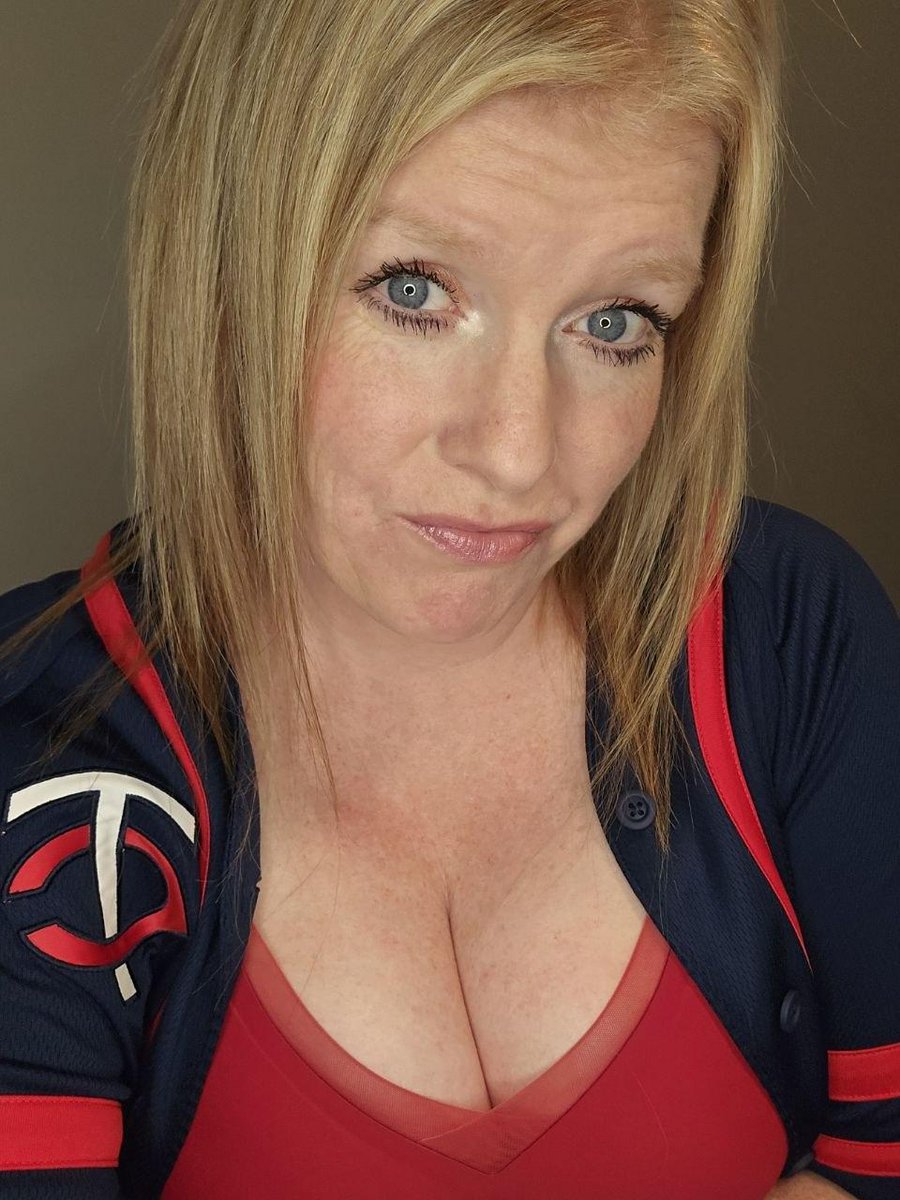 Appledc6cm's tweet photo. would you spread or close em? https://t.co/broY3FAmW4