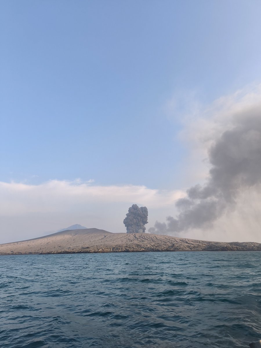 akaratxt's tweet photo. gunung anak krakatau nya erupsi🗿 https://t.co/DH4YC56qcb