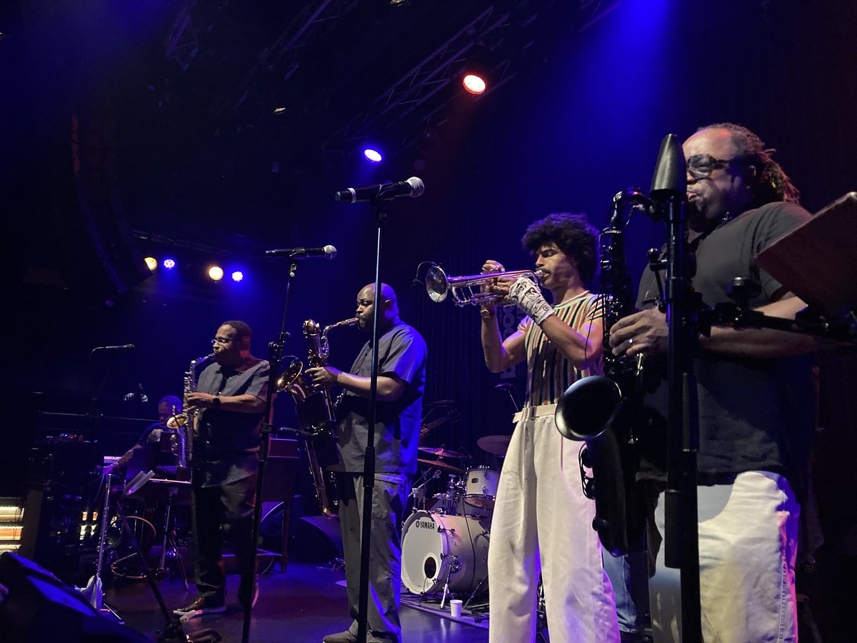 Truncata1's tweet photo. Billbord Live OsakaでRoy Hargrove’s the RH Factor reunion😊

もう最高！！！🚀

J Thomas（ds）
K Anderson（ts）
B Sparks（key）
R Neufville（vo,key）
W Tucker（tp,vo）
B Williams（as）
J Marshall（bs）
B Hargrove（key）
T Parsnow（g）
R Washington（b,vo）
W Jones III（ds）

🎉🎉🎉 https://t.co/1S3SAIB7eP