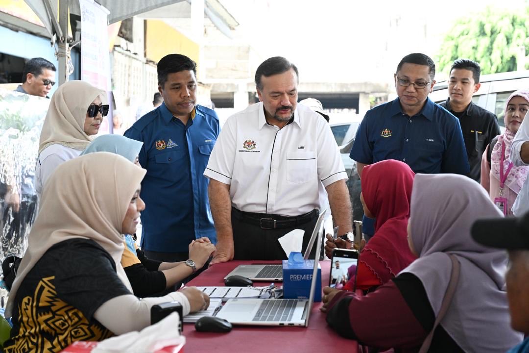 Sekitar Program Turun Padang Sumbangan Asas Rahmah (SARA) yang dihadiri oleh YB Senator Datuk Seri Amir Hamzah Azizan, Menteri Kewangan II, hari ini di DPRO Trading Sdn. Bhd., Tawau, Sabah.