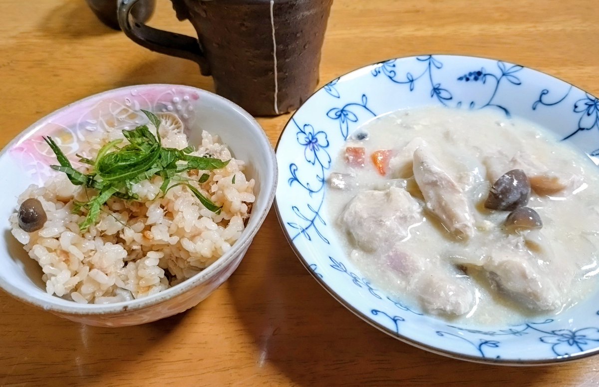 nutsora7's tweet photo. どちらも炊飯器料理
しめじツナの炊き込みご飯
鶏むねしめじ🧅🥕豆乳煮
旦那が巨峰買ってきてくれた🍇ちょっと酸味あったけど美味し😋
#晩ごはん https://t.co/GfxwaqeoNQ