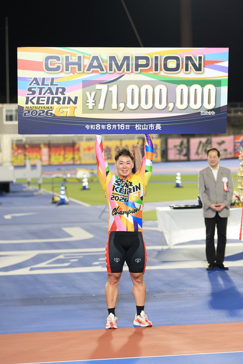 sponichikeirin's tweet photo. 【#松山競輪 ＧⅠ #オールスター競輪 最終日】
#犬伏湧也 がＧⅠ８度目の決勝進出で、待望のＧⅠ初制覇を飾った。

「ホントに嬉しい。プレッシャーよりも石原（颯）に付いていくだけだった。石原がスピードをつくってくれたので、僕が１着に行けたと思う。（外を踏んで）吸い込まれる感じはあった。あとは全力を出して、どれだけ（後ろに）のみ込まれないかだった。誰も来ないでくれと思い、全開で踏んだ結果。ホントに信じられない。地元地区で優勝できて良かった。（四国所属の選手では０６年競輪祭を優勝した小倉竜二以来）師匠の次に行けて良かった。（Ｓ班）やっと自分の力で勝ち取れた。正真正銘のＳ班。ここからが勝負です。（グランプリまで）まだまだ先は長いので、中四国勢を一人でも多くグランプリに連れていけるように」