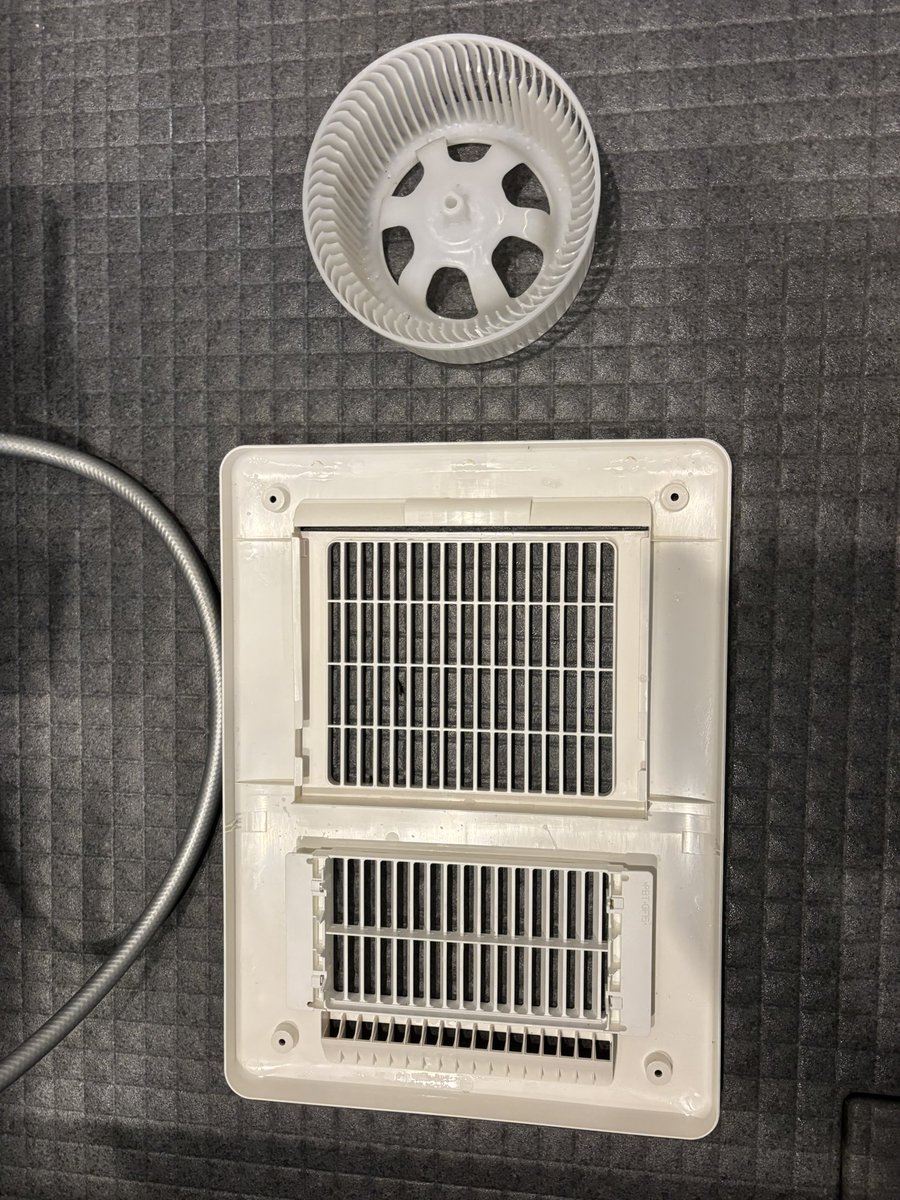 Re48686172's tweet photo. 浴室乾燥機は表面は綺麗でも中身はこんな感じでカビだらけです…
カビを取ってもまた生える場合はこれを疑ってみて下さい！！
#カビ汚れ
#カビ
#カビ取り https://t.co/UTIQ8BrbX9