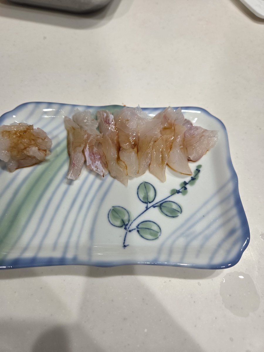 moco3013's tweet photo. アコウのアラから出汁を抽出中
半身熟成させてからの刺身 https://t.co/R9TAARMILr