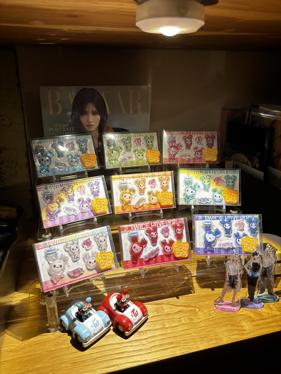 JfVides's tweet photo. onceなつやすみの工作ver.2
推し棚を整理してダウンライトを設置。
キラキラ〜✨
（明日から仕事か、、、😭 https://t.co/06YPwIWds3
