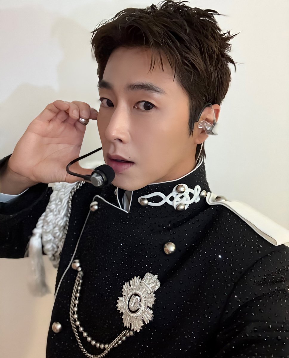 yc_m261875's tweet photo. アーティストとして1人の男性として歳を重ねるごとに魅力がどんどん増していくのと比例して外見がどんどん若くなっていくという点で人間離れしたレベチなユノだけど､ファンの思いを大切にする優しくてあったかい点では誰よりも人間らしい大海原のような心の持ち主なんだよね😌✨
そんなユノが大好き❤️ https://t.co/harMmGMyoK