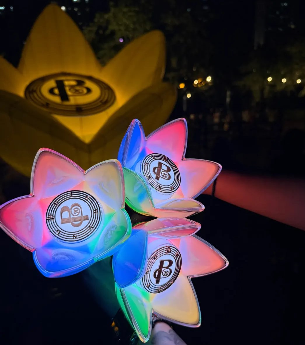 Coup_dEtat5's tweet photo. BANGBONG, literally the prettiest Lightstick ever to exist!

Her only competition is the DAISYBONG ! Both of them being #GDRAGON 's creation ✨🤌🏻

©️lena__log https://t.co/sm5HnvNvhU