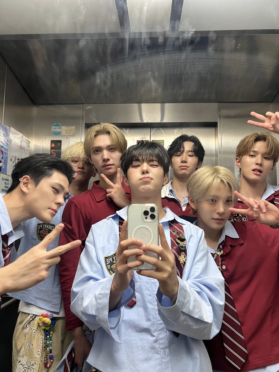 whib_official's tweet photo. [📸]
260816 muvve 팬사인회

#WHIB #휘브
#CHERRYPIE #WHIB_CHERRYPIE https://t.co/Kk1rt9Qsnm