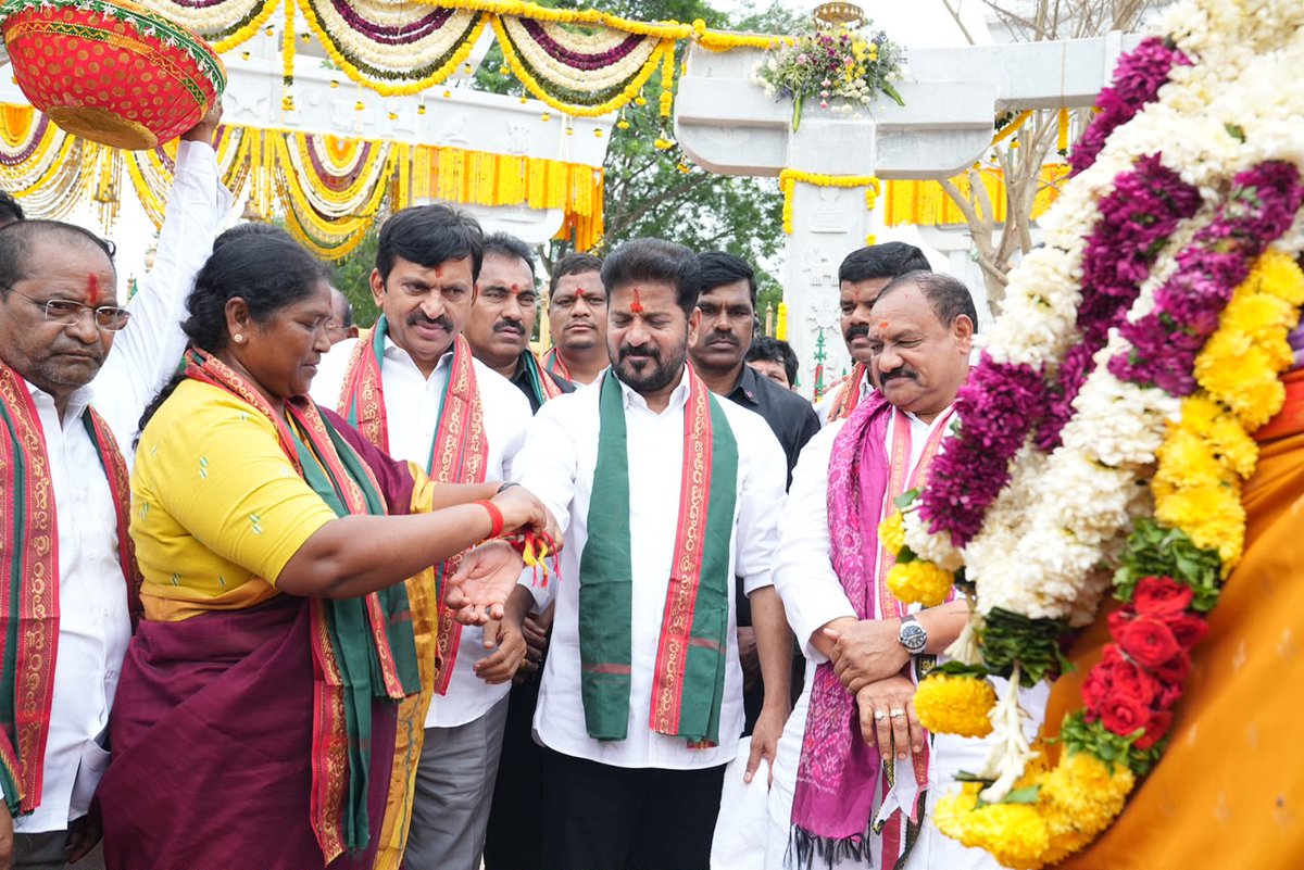 TelanganaCMO's tweet photo. వన దేవతలు సమ్మక్క – సారలమ్మ సన్నిధిలో ముఖ్యమంత్రి శ్రీ @revanth_anumula గారు వితంతువులు, ఒంటరి మహిళలకు చేయూత పింఛన్ల పంపిణీ కార్యక్రమాన్ని ప్రారంభించారు. ములుగు జిల్లా పర్యటనలో భాగంగా ముఖ్యమంత్రి గారు సమ్మక్క – సారలమ్మ గద్దెలను దర్శించుకున్నారు.

✅ప్రత్యేక పూజా కార్యక్రమం మొక్కులో భాగంగా సమ్మక్క సారలమ్మలకు నిలువెత్తు బంగారం సమర్పించారు. ఆలయం ప్రాంగణంలో మొక్కను నాటార���. ముఖ్యమంత్రి రాక సందర్భంగా గిరిజన పూజారులు డోలు వాయిద్యాలు, గిరిజన సంప్రదాయాల నడుమ ఘనంగా స్వాగతం పలికారు.

✅అనంతరం స్థానికంగా అర్హులైన వితంతు, ఒంటరి మహిళలకు పింఛన్లను పంపిణీ చేసి రాష్ట్ర వ్యాప్తంగా పంపిణీ చేసే  కార్యక్రమానికి లాంఛనంగా శ్రీకారం చుట్టారు. మేడారానికి వచ్చే భక్తుల దాహార్తిని తీర్చేందుకు ఆలయ ప్రాంగణంలో ఏర్పాటు చేసిన తాగునీటి ప్లాంట్‌ను ముఖ్యమంత్రి గారు ప్రారంభించారు. భక్తులకు పరిశుభ్రమైన తాగునీరు అందుబాటులో ఉండేలా అవసరమైన ఏర్పాట్లు చేయాలని అధికారులను సూచించారు.

✅ఆలయ ప్రాంగణంలో స్వయం సహాయక మహిళా సంఘాల సభ్యులతో ముఖ్యమంత్రి గారు మాట్లాడారు. మహిళా సంఘాలు చేపడుతున్న కార్యక్రమాలు, వారి ఉపాధి, ఆర్థిక అభివృద్ధికి సంబంధించిన అంశాలను అడిగి తెలుసుకున్నారు.

✅ఈ కార్యక్రమంలో మంత్రులు @seethakkaMLA గారు, @INC_Ponguleti గారు, @minister_adluri గారు, విప్ రామచంద్ర నాయక్ గారు, ఎంపీలు @Vemnarenderredy గారు, @porika_balram గారు, కడియం కావ్య గారు, ఎమ్మెల్యేలు కడియం శ్రీహరి గారు, @naini_rajender గారు, గండ్ర సత్యనారాయణ రావు గారు, కోరం కనకయ్య గారు, పాయం వెంకటేశ్వర్లు గారు, తెల్లం వెంకట్రావు గారు, జారే ఆదినారాయణ గారు, మురళి నాయక్ గారు, ఇతర ప్రజాప్రతినిధులు, అధికారులు పాల్గొన్నారు.
#SammmakkaSaralamma #Mulugu #Pensions #WomenWelfare #Telangana