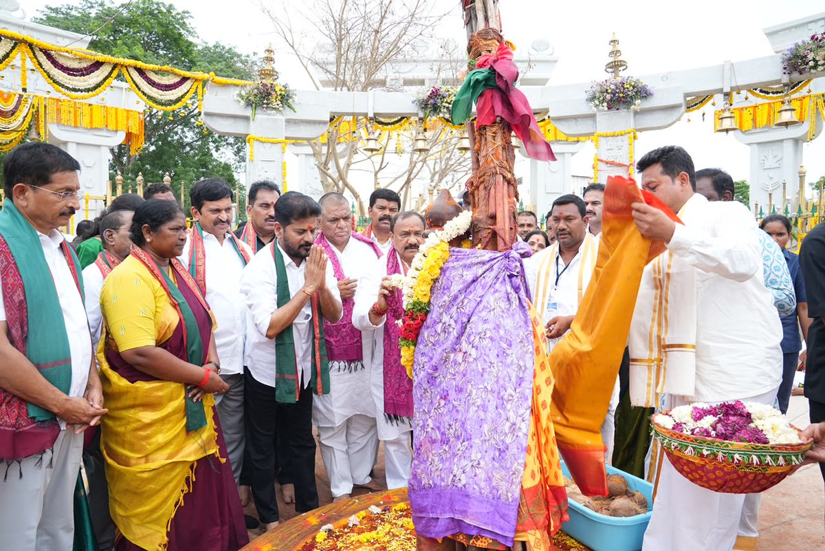 TelanganaCMO's tweet photo. వన దేవతలు సమ్మక్క – సారలమ్మ సన్నిధిలో ముఖ్యమంత్రి శ్రీ @revanth_anumula గారు వితంతువులు, ఒంటరి మహిళలకు చేయూత పింఛన్ల పంపిణీ కార్యక్రమాన్ని ప్రారంభించారు. ములుగు జిల్లా పర్యటనలో భాగంగా ముఖ్యమంత్రి గారు సమ్మక్క – సారలమ్మ గద్దెలను దర్శించుకున్నారు.

✅ప్రత్యేక పూజా కార్యక్రమం మొక్కులో భాగంగా సమ్మక్క సారలమ్మలకు నిలువెత్తు బంగారం సమర్పించారు. ఆలయం ప్రాంగణంలో మొక్కను నాటార���. ముఖ్యమంత్రి రాక సందర్భంగా గిరిజన పూజారులు డోలు వాయిద్యాలు, గిరిజన సంప్రదాయాల నడుమ ఘనంగా స్వాగతం పలికారు.

✅అనంతరం స్థానికంగా అర్హులైన వితంతు, ఒంటరి మహిళలకు పింఛన్లను పంపిణీ చేసి రాష్ట్ర వ్యాప్తంగా పంపిణీ చేసే  కార్యక్రమానికి లాంఛనంగా శ్రీకారం చుట్టారు. మేడారానికి వచ్చే భక్తుల దాహార్తిని తీర్చేందుకు ఆలయ ప్రాంగణంలో ఏర్పాటు చేసిన తాగునీటి ప్లాంట్‌ను ముఖ్యమంత్రి గారు ప్రారంభించారు. భక్తులకు పరిశుభ్రమైన తాగునీరు అందుబాటులో ఉండేలా అవసరమైన ఏర్పాట్లు చేయాలని అధికారులను సూచించారు.

✅ఆలయ ప్రాంగణంలో స్వయం సహాయక మహిళా సంఘాల సభ్యులతో ముఖ్యమంత్రి గారు మాట్లాడారు. మహిళా సంఘాలు చేపడుతున్న కార్యక్రమాలు, వారి ఉపాధి, ఆర్థిక అభివృద్ధికి సంబంధించిన అంశాలను అడిగి తెలుసుకున్నారు.

✅ఈ కార్యక్రమంలో మంత్రులు @seethakkaMLA గారు, @INC_Ponguleti గారు, @minister_adluri గారు, విప్ రామచంద్ర నాయక్ గారు, ఎంపీలు @Vemnarenderredy గారు, @porika_balram గారు, కడియం కావ్య గారు, ఎమ్మెల్యేలు కడియం శ్రీహరి గారు, @naini_rajender గారు, గండ్ర సత్యనారాయణ రావు గారు, కోరం కనకయ్య గారు, పాయం వెంకటేశ్వర్లు గారు, తెల్లం వెంకట్రావు గారు, జారే ఆదినారాయణ గారు, మురళి నాయక్ గారు, ఇతర ప్రజాప్రతినిధులు, అధికారులు పాల్గొన్నారు.
#SammmakkaSaralamma #Mulugu #Pensions #WomenWelfare #Telangana