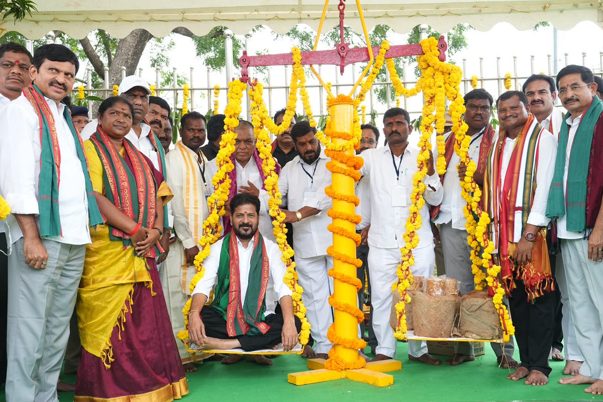 TelanganaCMO's tweet photo. వన దేవతలు సమ్మక్క – సారలమ్మ సన్నిధిలో ముఖ్యమంత్రి శ్రీ @revanth_anumula గారు వితంతువులు, ఒంటరి మహిళలకు చేయూత పింఛన్ల పంపిణీ కార్యక్రమాన్ని ప్రారంభించారు. ములుగు జిల్లా పర్యటనలో భాగంగా ముఖ్యమంత్రి గారు సమ్మక్క – సారలమ్మ గద్దెలను దర్శించుకున్నారు.

✅ప్రత్యేక పూజా కార్యక్రమం మొక్కులో భాగంగా సమ్మక్క సారలమ్మలకు నిలువెత్తు బంగారం సమర్పించారు. ఆలయం ప్రాంగణంలో మొక్కను నాటార���. ముఖ్యమంత్రి రాక సందర్భంగా గిరిజన పూజారులు డోలు వాయిద్యాలు, గిరిజన సంప్రదాయాల నడుమ ఘనంగా స్వాగతం పలికారు.

✅అనంతరం స్థానికంగా అర్హులైన వితంతు, ఒంటరి మహిళలకు పింఛన్లను పంపిణీ చేసి రాష్ట్ర వ్యాప్తంగా పంపిణీ చేసే  కార్యక్రమానికి లాంఛనంగా శ్రీకారం చుట్టారు. మేడారానికి వచ్చే భక్తుల దాహార్తిని తీర్చేందుకు ఆలయ ప్రాంగణంలో ఏర్పాటు చేసిన తాగునీటి ప్లాంట్‌ను ముఖ్యమంత్రి గారు ప్రారంభించారు. భక్తులకు పరిశుభ్రమైన తాగునీరు అందుబాటులో ఉండేలా అవసరమైన ఏర్పాట్లు చేయాలని అధికారులను సూచించారు.

✅ఆలయ ప్రాంగణంలో స్వయం సహాయక మహిళా సంఘాల సభ్యులతో ముఖ్యమంత్రి గారు మాట్లాడారు. మహిళా సంఘాలు చేపడుతున్న కార్యక్రమాలు, వారి ఉపాధి, ఆర్థిక అభివృద్ధికి సంబంధించిన అంశాలను అడిగి తెలుసుకున్నారు.

✅ఈ కార్యక్రమంలో మంత్రులు @seethakkaMLA గారు, @INC_Ponguleti గారు, @minister_adluri గారు, విప్ రామచంద్ర నాయక్ గారు, ఎంపీలు @Vemnarenderredy గారు, @porika_balram గారు, కడియం కావ్య గారు, ఎమ్మెల్యేలు కడియం శ్రీహరి గారు, @naini_rajender గారు, గండ్ర సత్యనారాయణ రావు గారు, కోరం కనకయ్య గారు, పాయం వెంకటేశ్వర్లు గారు, తెల్లం వెంకట్రావు గారు, జారే ఆదినారాయణ గారు, మురళి నాయక్ గారు, ఇతర ప్రజాప్రతినిధులు, అధికారులు పాల్గొన్నారు.
#SammmakkaSaralamma #Mulugu #Pensions #WomenWelfare #Telangana