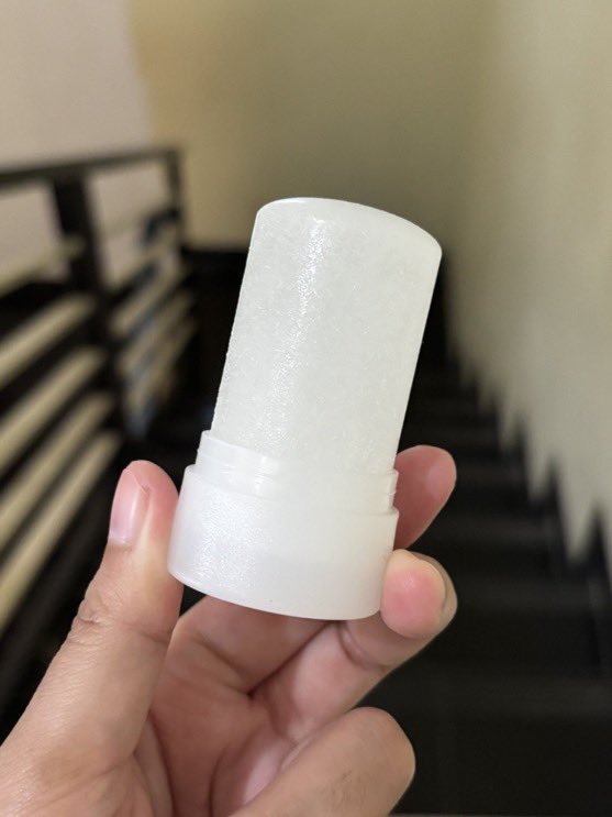 romapntis's tweet photo. ingredients nya juga pure 100% potassium alum (tawas) dan gaada tambahan parfum/alkohol lainnya

https://t.co/a5e6vxXRIT

cara pakainya juga gampang poll cukup dibasahi dikit ujung deo nya abis itu tinggal dioles ajaa https://t.co/zWwBnUhnal