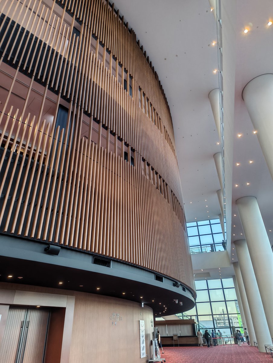 roro_shoga's tweet photo. 初めてヅカ観ました！
SHOWマン見てから気になったら札幌公演あったので…！
美しかったしエネルギーが凄かった！
みんな歌が上手い…
会場も初めて行ったけど綺麗だなあ〜〜 https://t.co/ZtbUeIJSMs