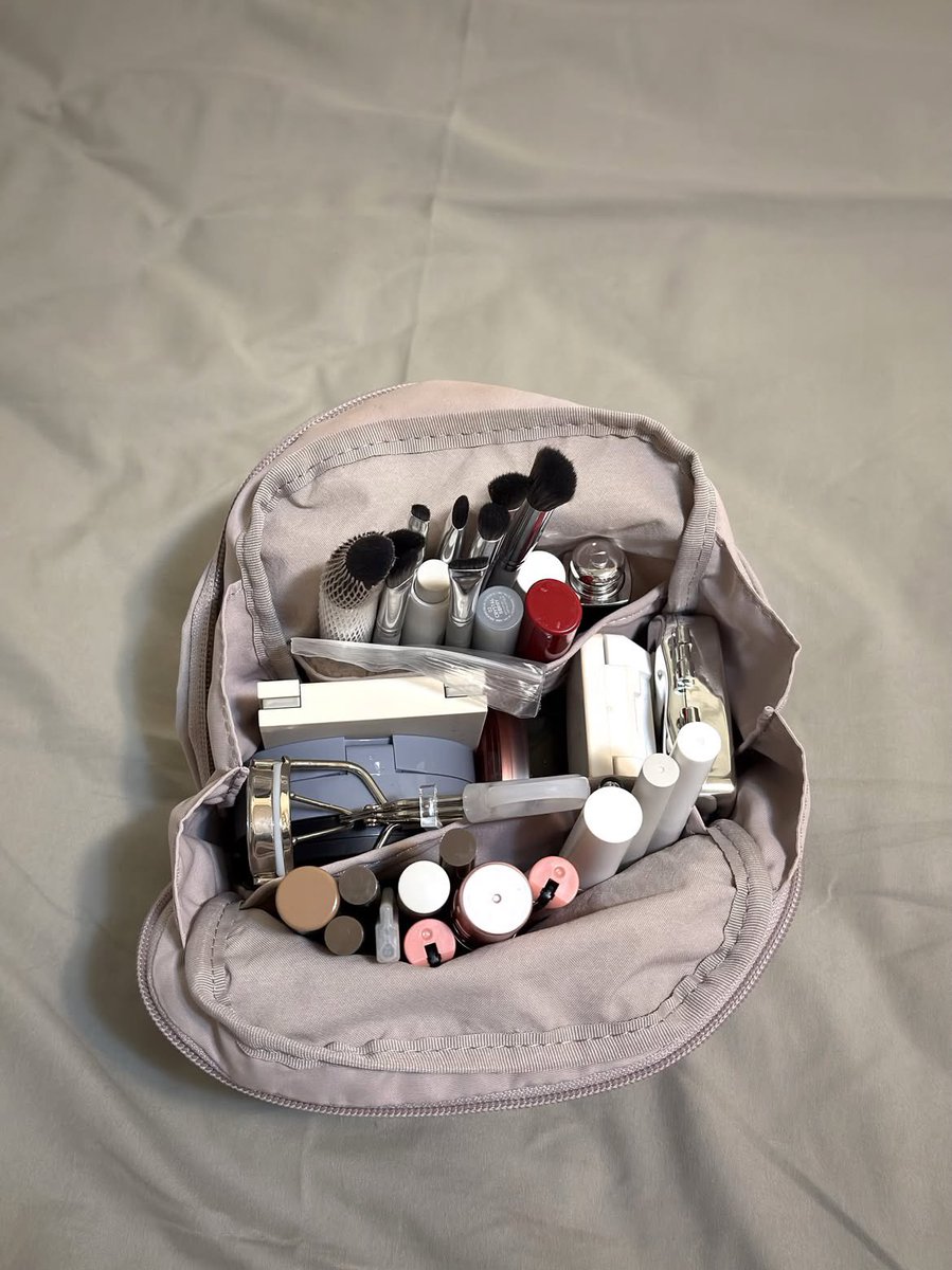 nornavern's tweet photo. AWALNYA KIRAIN INI CUMA POUCH MAKEUP BIASA…

tapi pas semua makeup masuk dan masih muat SEBANHAK INI ANJIR 😭
langsung ngerti kenapa banyak yang suka model kayak gini😭😭😭 https://t.co/dwrCZ6Cw5T
