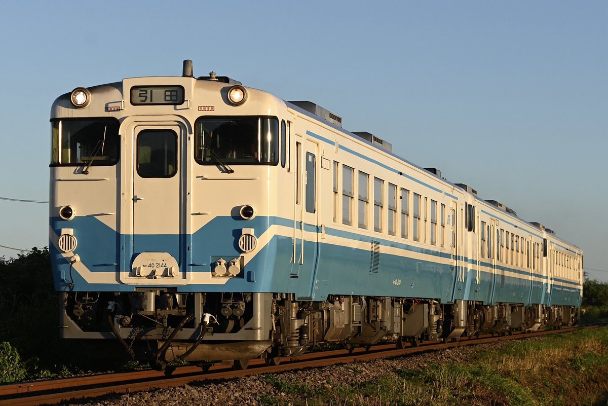 TKR1251_50th's tweet photo. とんでもない形で有名になってしまった居屋敷踏切。
定番の吉成ストレートより若干北向きなので、阿波踊り増結の時期は吉成で972Dを撮ってから974Dを撮りに行く撮影地…という感じでしたね。

とはいえあそこの本命は定期列車の362D。日没間際の光線で仕留める事が出来る快感が味わえます。 https://t.co/0qWjJiqzZg