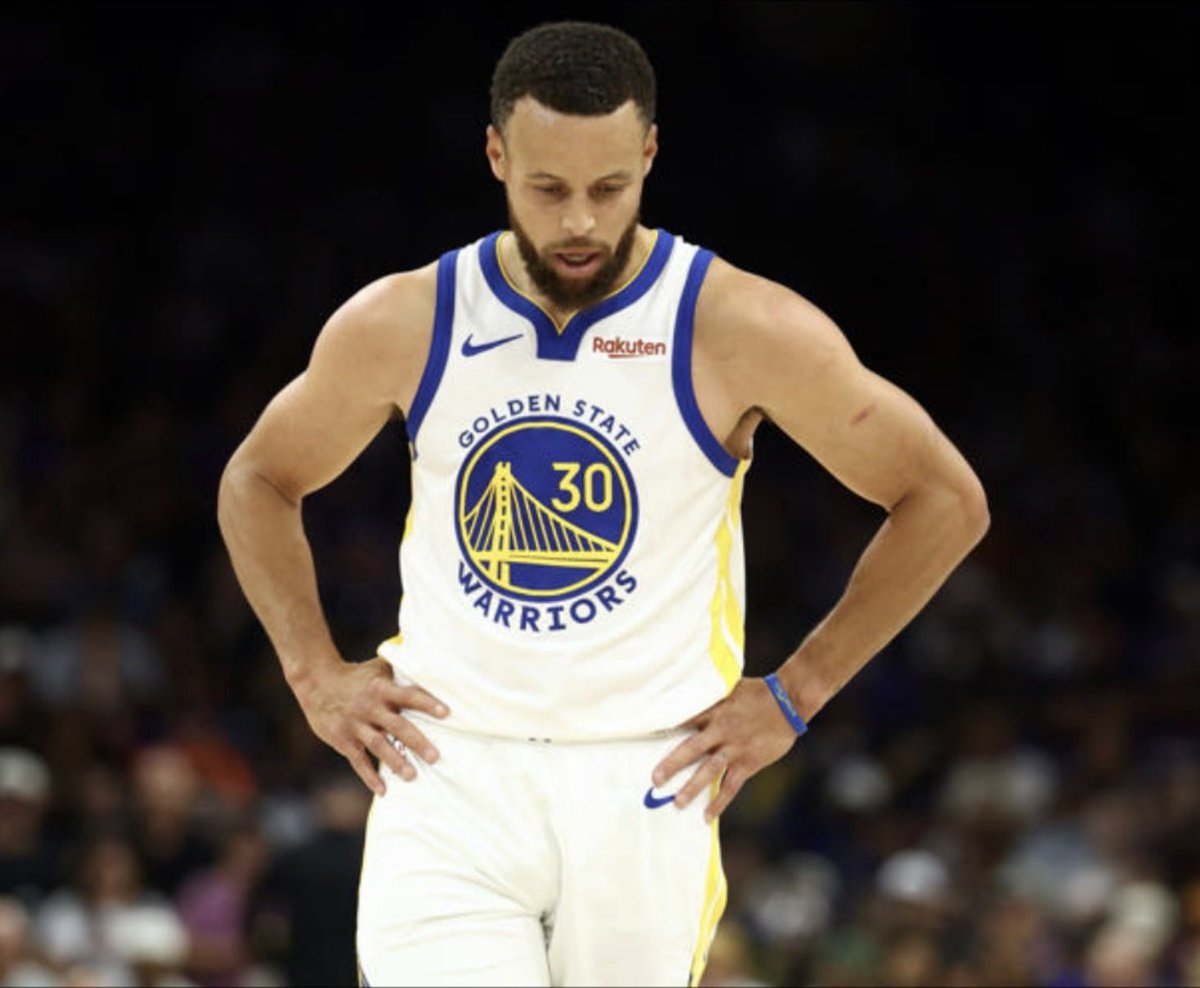 maiqiu0's tweet photo. 离谱！NBA“三分雨”历史榜：库里一人屠榜，哈登克莱死磕！

美媒 Kalshi NBA 最新盘点了历史单场飙中5+三分场次榜，结果库里直接把榜单打成了个人秀：

#库里（30岁后）—— 260场（越老越妖！光是30岁后的产量就碾压所有人，断层第一）

#哈登 —— 242场（招牌后撤步极速收割，火箭时期攒下海量三分家底）
克莱 —— 240场（顶级无球炮台，疯起来几分钟就能下起三分雨，仅落后哈登2场）

库里（30岁前）—— 212场（最离谱的来了！库里的“前半生”单独拉出来还能排历史第4）

利拉德 —— 205场（冷血超远射手，“戴表时刻”一旦到来谁也挡不住）

总结：把库里30岁前后的数据一合体（470+场），三分天花板根本无人能及！而哈登、克莱和利拉德则死磕第二梯队，各显神通。