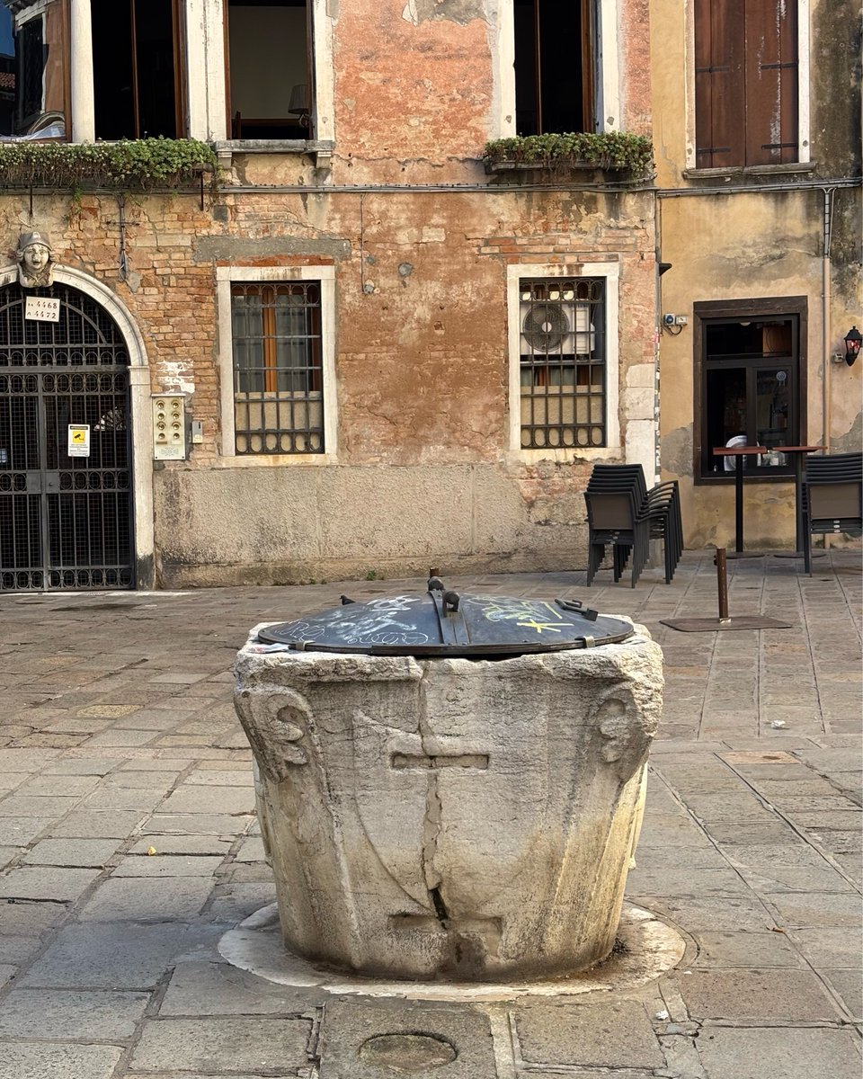 IntrecciVE's tweet photo. Vera da pozzo veneziana #venezia #venice #veneziagram #igersvenezia #veneziadavivere #venise #tourguide #travel #travelgram #guidetouristique https://t.co/BLiCEmUz14