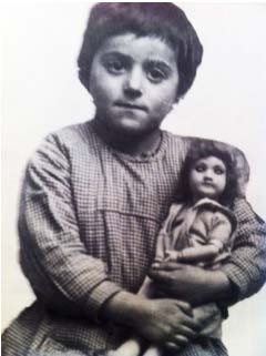 AuschwitzMuseum's tweet photo. 16 August 1927 | A French Jewish girl, Fanny Wozniak, was born in Paris.

In September 1942 she was deported to #Auschwitz. She was registered in the camp and perished on 25 October 1942. https://t.co/LBbItAzYMt
