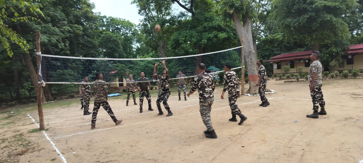 9BnSSB_INDIA's tweet photo. सीमा चौकी में पदस्थापित SSB, 09वीं वाहिनी के जवानों द्वारा मनोबल, टीम भावना एवं शारीरिक दक्षता को बढ़ावा देने हेतु वॉलीबॉल प्रतियोगिता का आयोजन किया गया।
#SSB_INDIA #SSBFTRLUCKNOW #SSBSHQGKP #VolleyballCompetition #PhysicalFitness #MoraleBoost #NationFirst https://t.co/qtOHVtiU6g