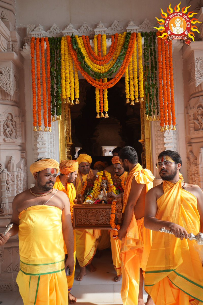 ShriRamTeerth's tweet photo. श्रीराम जन्मभूमि मंदिर में भगवान श्रीरामलला सरकार सहित चारों भाईयों के उत्सव विग्रहों की भव्य पालकी यात्रा निकाली गई। उत्सव विग्रहों ने पालकी में विराजमान होकर मंदिर परिसर स्थित सभी देवालयों की परिक्रमा की। भक्तिमय वातावरण में संपूर्ण परिसर श्रीराम के जयघोष से गुंजायमान रहा।

The Utsav Vigrahas of Bhagwan Shri Ram and His four brothers were taken out in a grand Palki Yatra at Shri Ram Janmabhoomi Mandir. Seated in the Palki, the deities performed a parikrama of all the temples within the Mandir complex amid an atmosphere filled with devotion.
