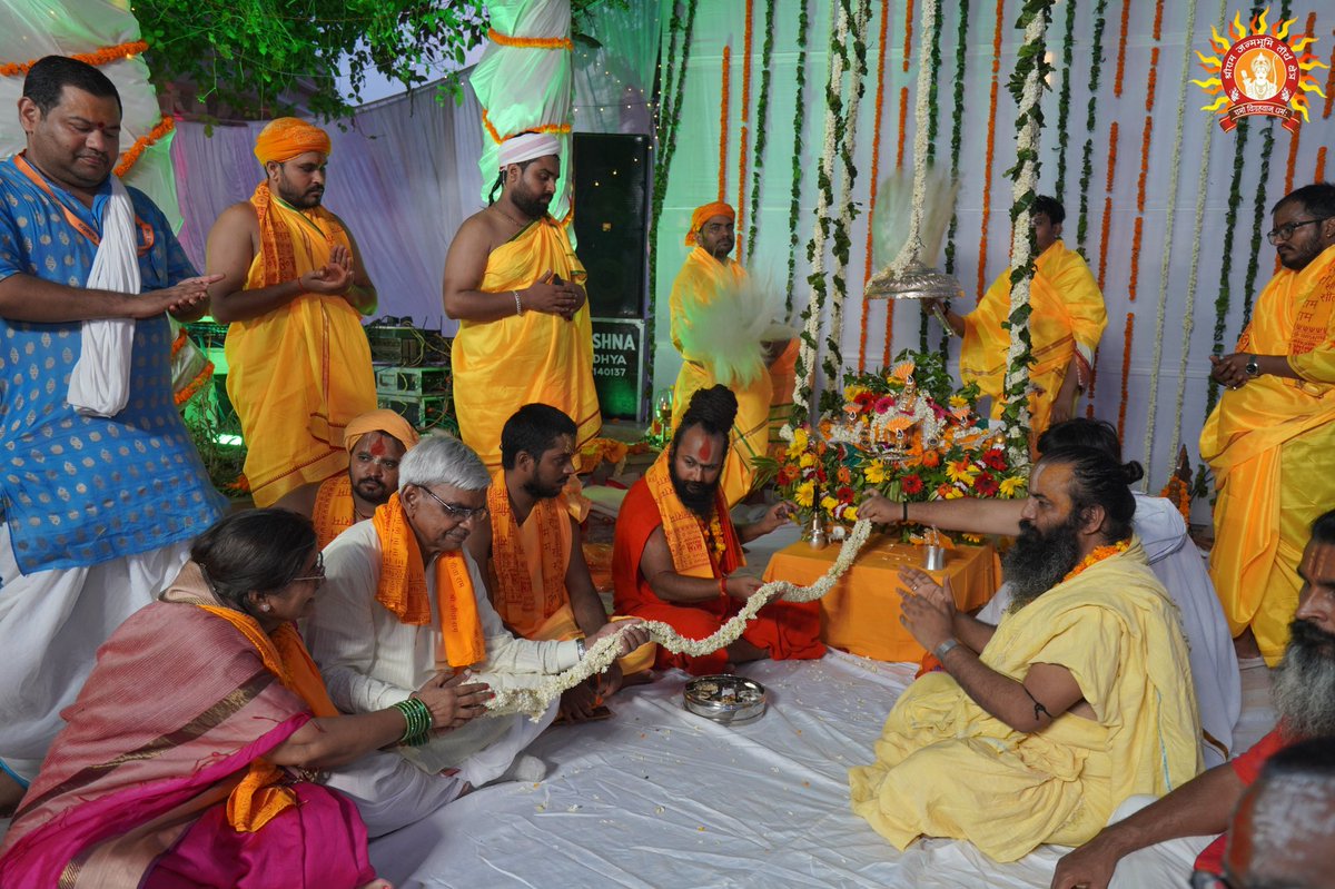 ShriRamTeerth's tweet photo. प���िक्रमा के उपरान्त कुबेर टीला पर भगवान के उत्सव विग्रहों का पारंपरिक झूला उत्सव श्रद्धा और उल्लास के साथ संपन्न हुआ। इसके पश्चात उत्सव विग्रह पुनः श्रीराम जन्मभूमि मंदिर में पधारे, जहां गर्भगृह के निकट विधि-विधान और भक्तिभाव के साथ झूला उत्सव मनाया गया।

Following the parikrama, the traditional Jhula Utsav of the Utsav Vigrahas was celebrated with devotion and joy at Kuber Tila. Thereafter, the Utsav Vigrah returned to Shri Ram Janmabhoomi Mandir, where the Jhula Utsav was performed with traditional rituals and deep devotion near the Garbha Gruha.
