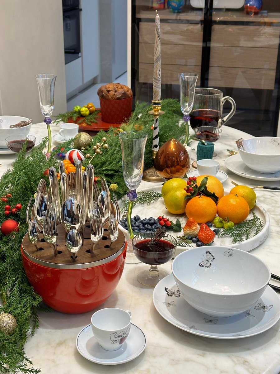 mint127658987's tweet photo. Festive Feast Alert! Roast turkey with cranberry sauce and homemade stuffing awaits to make your holiday season merry. Tag your dinner guests!  #ChristmasEats， https://t.co/avxhw9Knws