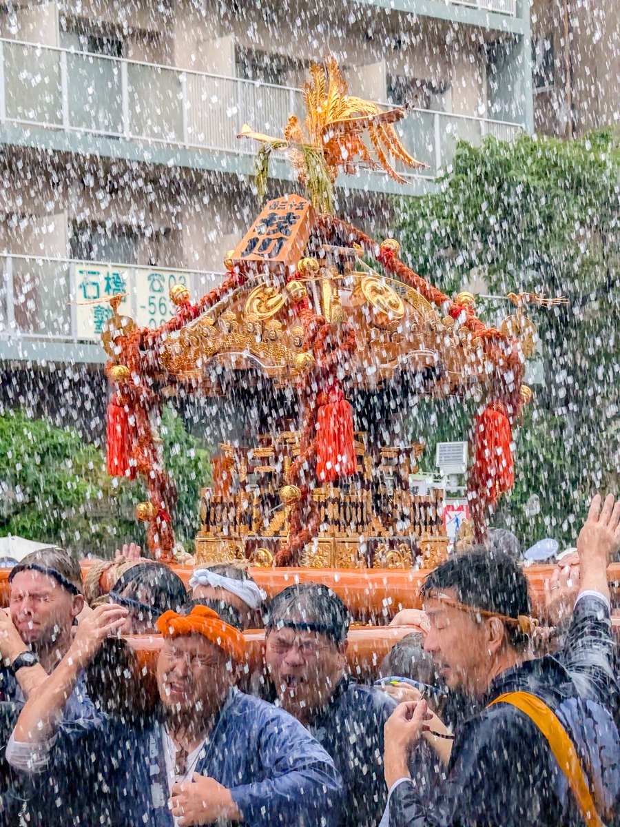 cai_ring222's tweet photo. 水かけ祭りと言われるだけあって水の量が半端なかった💦激しい雨まで降っちゃうし😅
下町っていいね〜､､､
機会を見てゆっくり散策したい✨
深川八幡祭り(富岡八幡宮例大祭)

富岡八幡宮御本殿は御鎮座400年に向けて改修工事中でした｡ https://t.co/ubm0AYkoiw